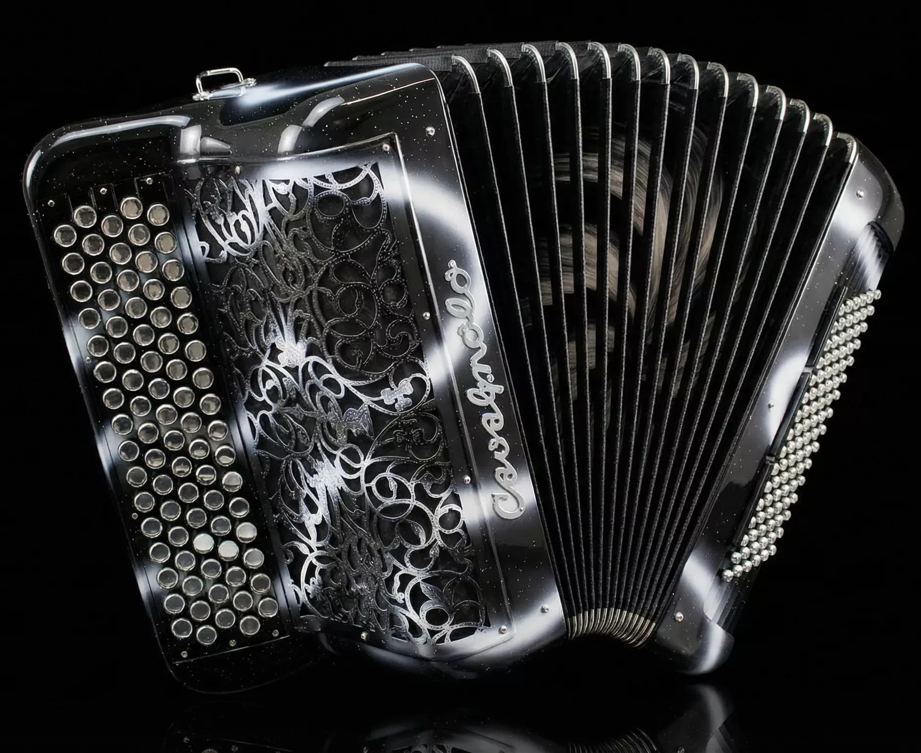 Accordéon Cavagnolo acoustique. Modèle Bal Musette avec soufflet décoré.