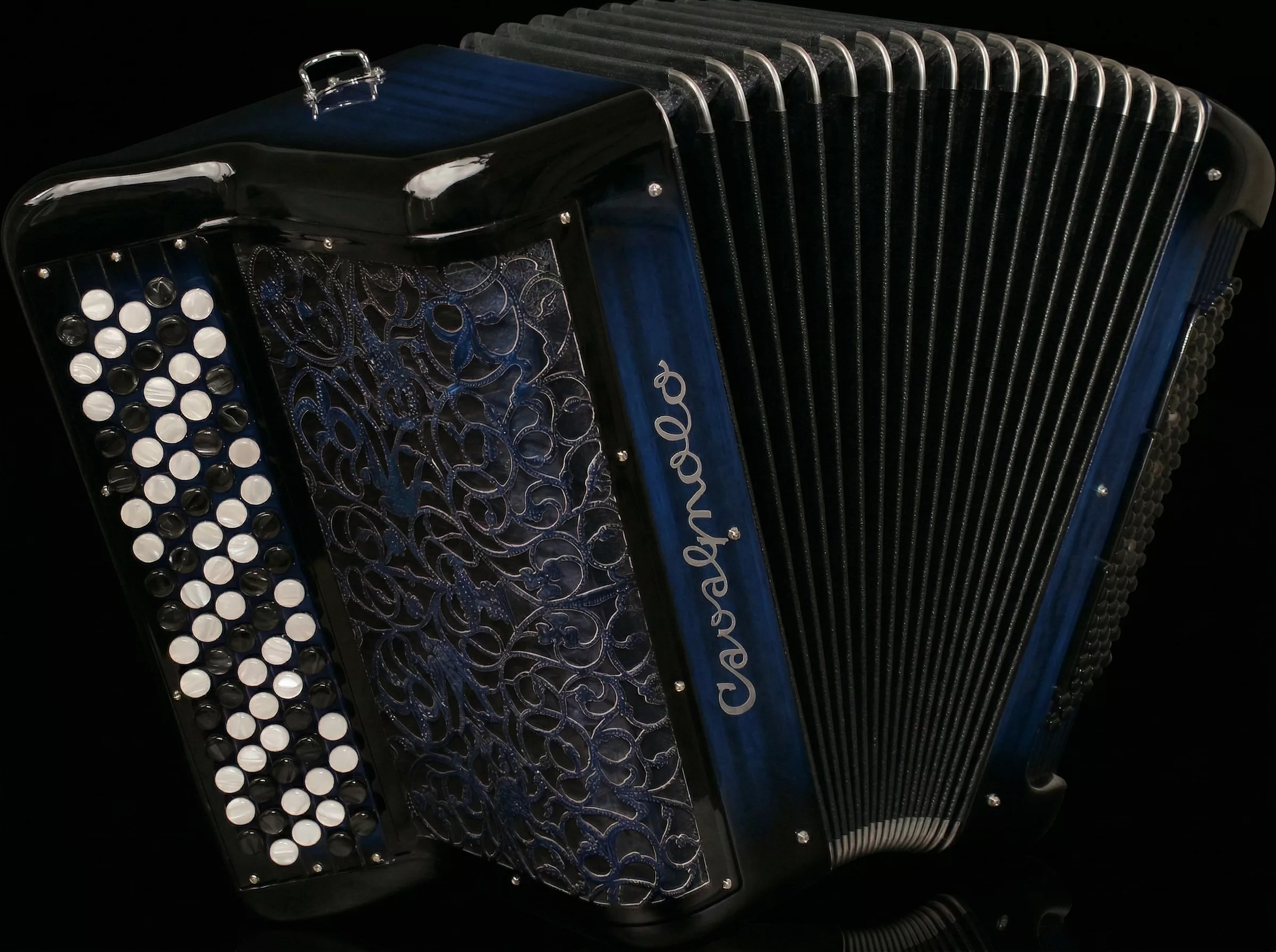 Accordéon Cavagnolo acoustique. Modèle Compact 10. Finition bois bleu. Double boite de résonance.