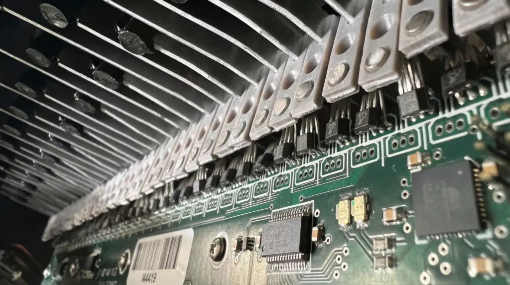 Système MIDI Essentiel Cavagnolo intégré dans la main droite d'un accordéon