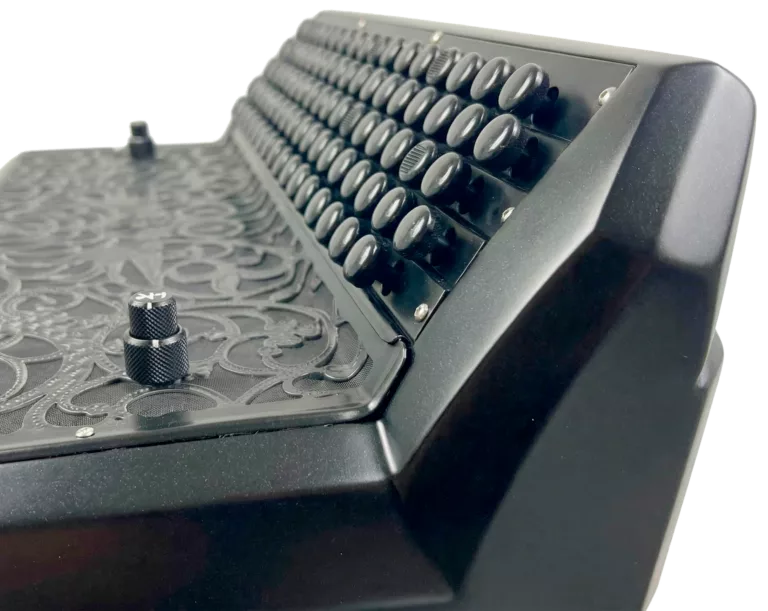 Microphones iMac Pro Cavagnolo intégrés dans un accordéon. Potentiomètres double effets.