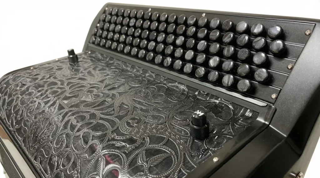 Accordéon équipé de microphones Cavagnolo iMac Pro. 2 boutons sont présents sur la grille pour régler le volume et l'équaliseur de chaque clavier.