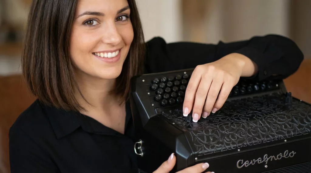Femme qui utilise le bouton de volume d'un système de micro iMac sur un accordéon Cavagnolo