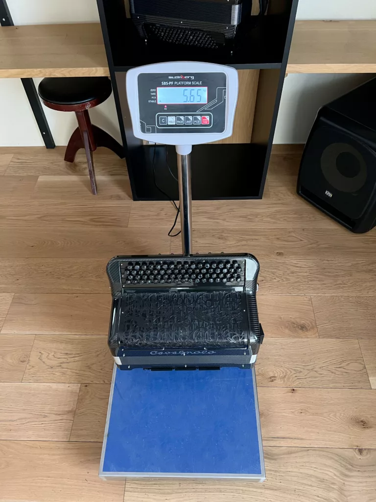 Poids d'un accordéon numérique Digit AiR Millenium Cavagnolo sur la balance électronique.