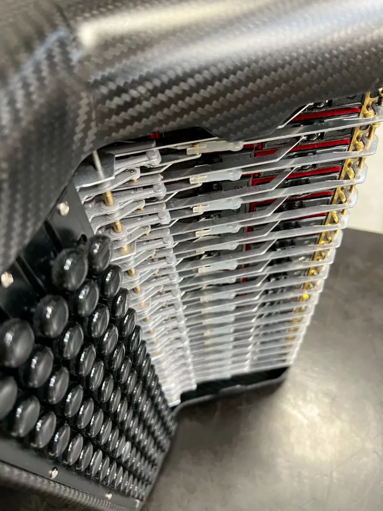 Mécanique Main Droite accordéon Cavagnolo Ultime. Caisse carbone ultra légère.