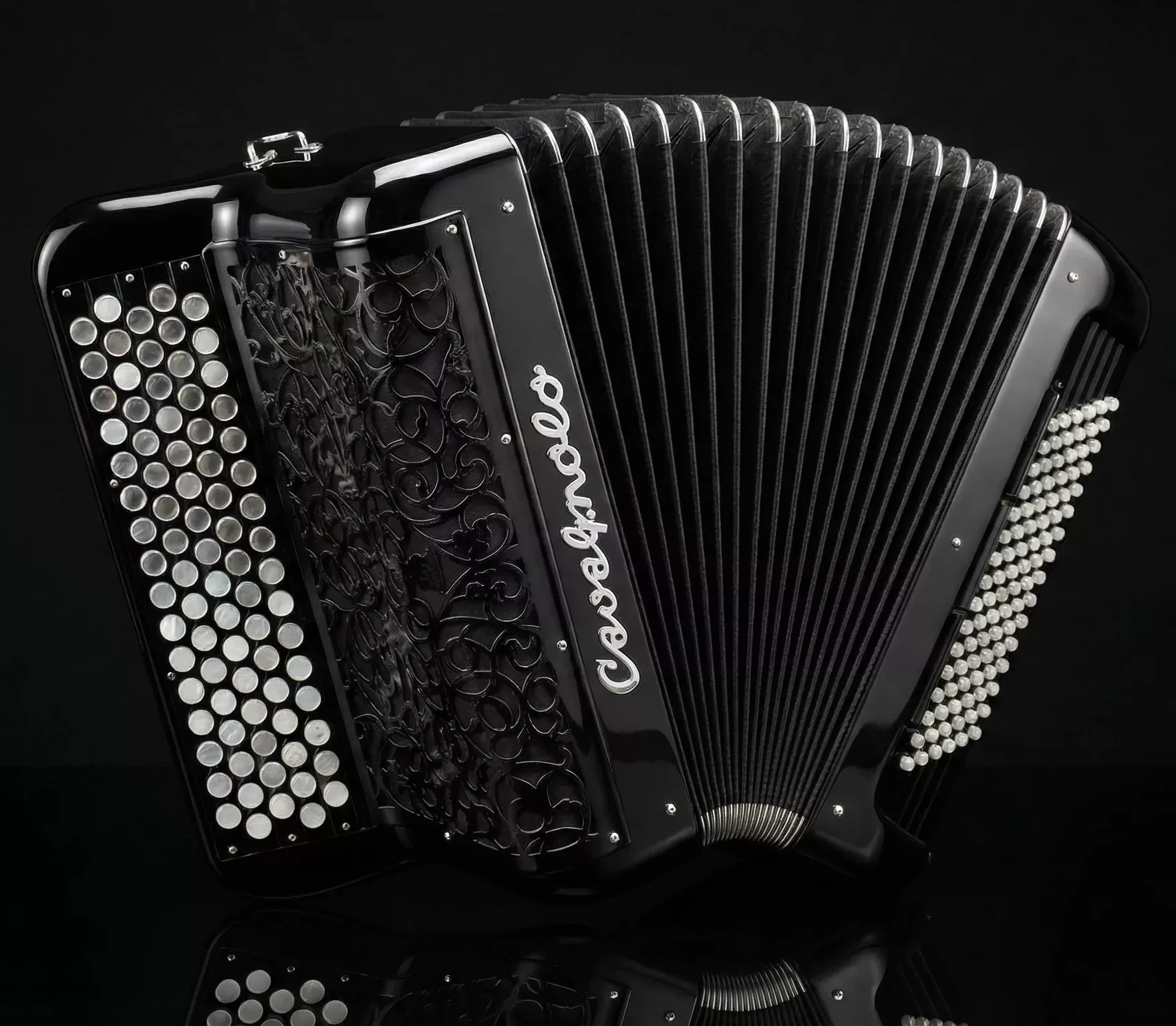 Accordéon Cavagnolo acoustique. Modèle Manouche couleur noir brillant.